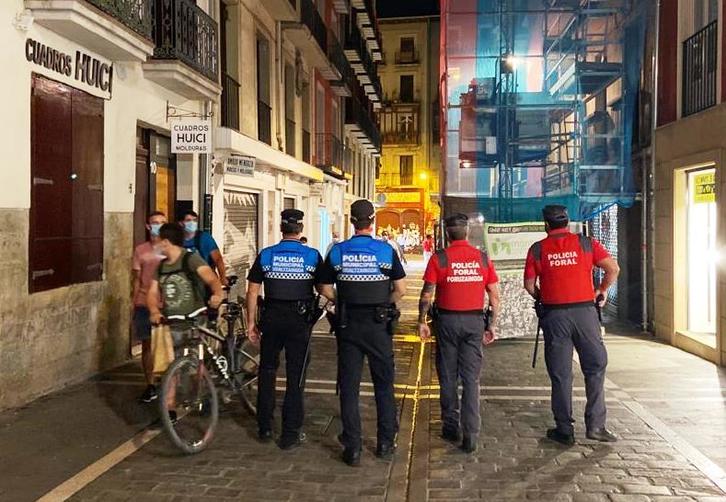 Intervención conjunta de Policía Foral y Policía Municipal de Iruña en la calle Estafeta. (@PamplonaIrunaPM)