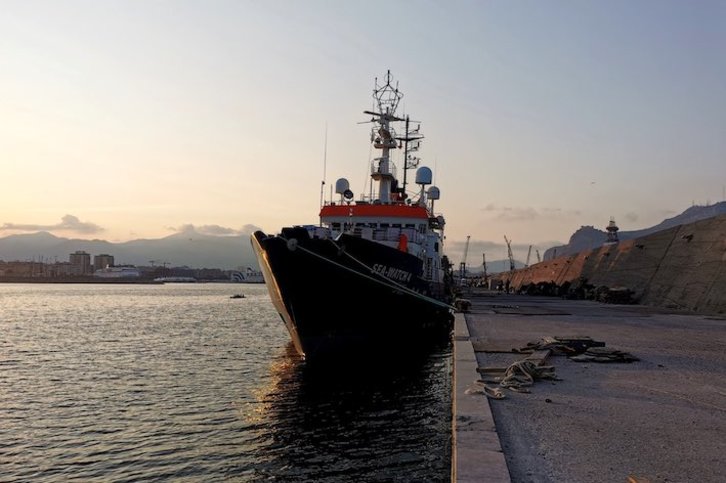 El Sea Watch, inmovilizado tras verse obligado a atracar en Palermo. (@seawatchcrew)