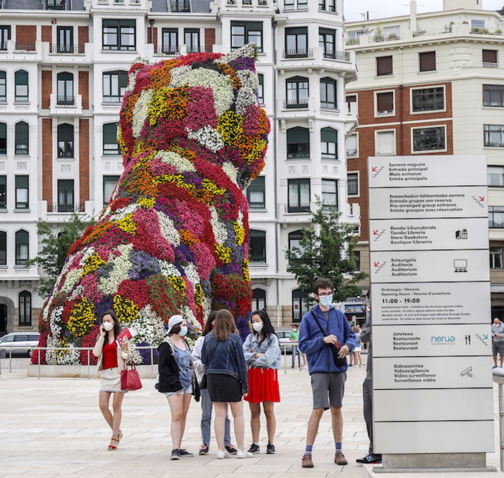 Personas con mascarilla en la zona del Guggenheim. (Marisol RAMIREZ/FOKU)