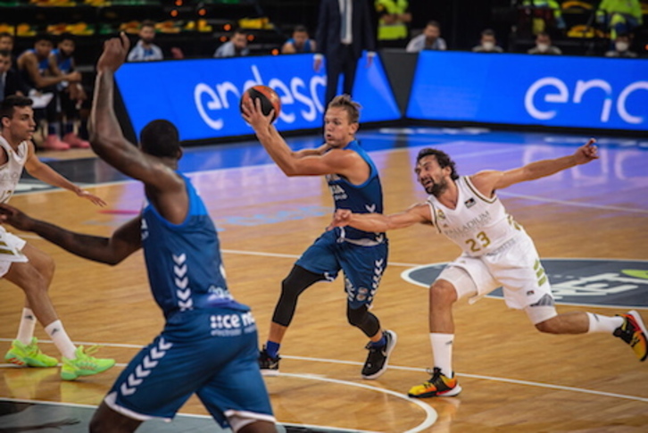 Gipuzkoa Basket tuteó durante algunas fases del partido al Real Madrid. (Aritz LOIOLA/FOKU)