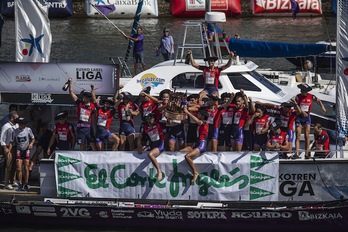 Santurtziko arraunlariak, garaipena ospatzen (Aritz LOIOLA / FOKU)