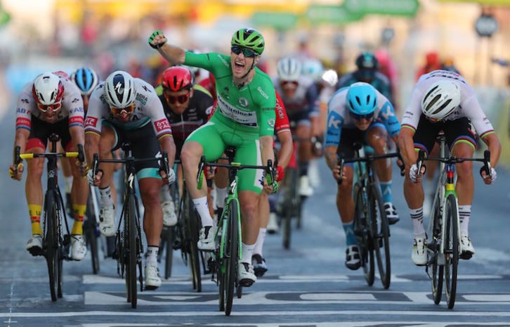 Sam Bennett ha ganado su segunda etapa y el maillot verde tras superar a Pedersen y Peter Sagan. (Thibault CAMUS/AFP)