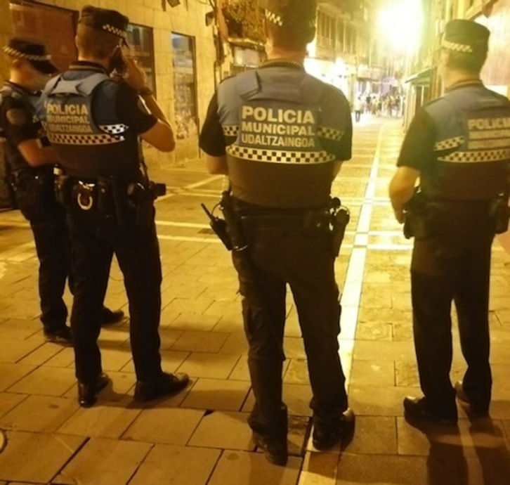 Agentes patrullando en Alde Zaharra de Iruñea. (POLICÍA MUNICIPAL DE IRUÑEA)