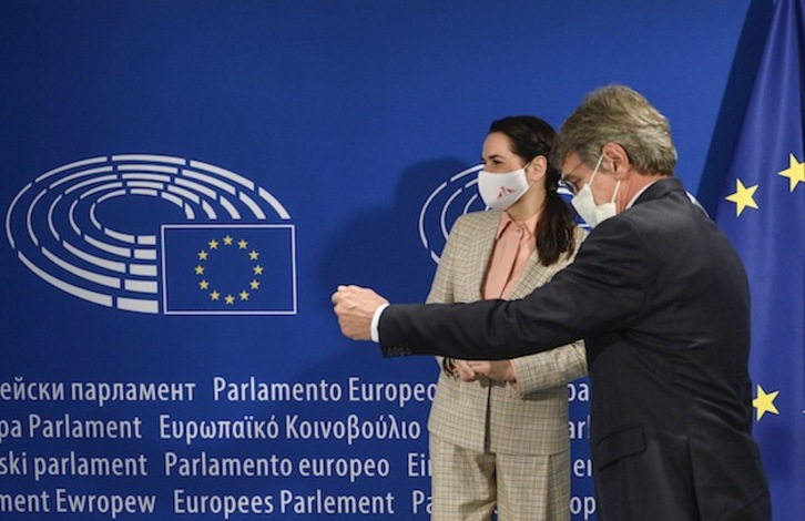 El presidente del Parlamento de la UE, David Sassoli, junto con la lideresa bielorrusa Svetlana Tijanovskaya. (Johanna GERON/AFP) 