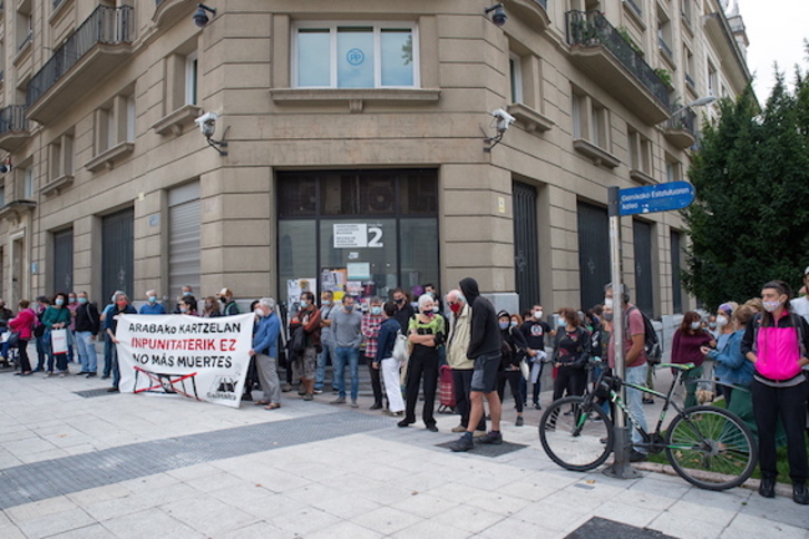 Concentración frente a la Subdelegación del Gobierno español en Gasteiz. (Iñigo URIZ/FOKU)