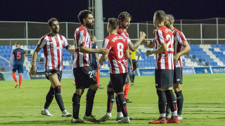Villalibre celebra el gol marcado ante el Sevilla a pase de Iñigo Vicente. (@AthleticClub)
