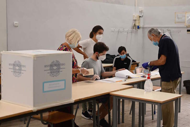 Una de las mesas electorales dispuesta para el referéndum en Italia. (Vincenzo PINTO / AFP) 