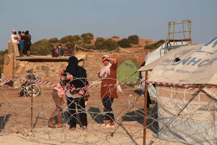 Grupos de migrantes en el nuevo campamento de Lesbos. (MANOLIS LAGOUTARIS / AFP)