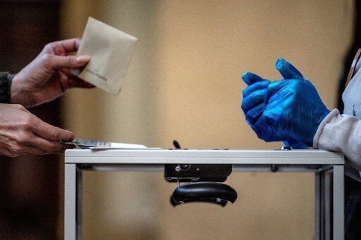 Votación en una urna durante las legislativas parciales del domingo. (AFP)