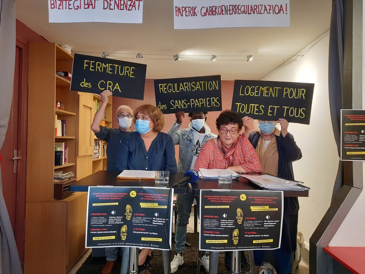 Etorkinekin kolektiboko kideek agerraldia egin dute gaur arratsaldean Baionan. (Naiz)