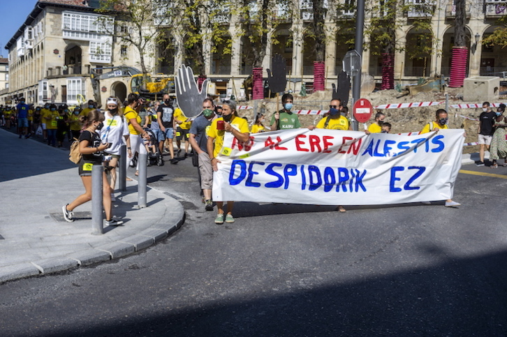Trabajadores de Alestis en una manifestación en Gasteiz. (Jaizki FONTANEDA/FOKU)