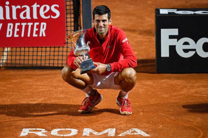 Djokovic posa con su trofeo ganado en Roma. (Riccardo ANTIMIANI/AFP)
