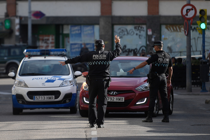 La Policía de Fuenlabrada para a un coche en la frontera de la localidad. (Óscar DEL POZO / AFP)