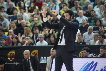 Alex Mumbrú dirige a su equipo durante la pasada temporada. (Monika DEL VALLE/FOKU)