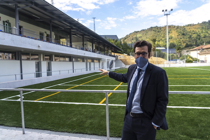 Jon Ander Ulazia señala la nueva tribuna construída en el anexo. (Andoni CANELLADA/FOKU)