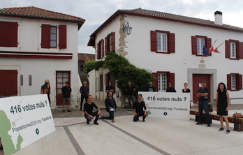 Auzapezaren erabakia salatu zuten maiatzaren 27an Arbonan. (Mediabask)