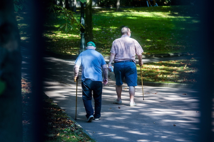 Dos hombres pasean en los jardines de La Misericordia de Bilbo. (Luis JAUREGIALTZO / FOKU)