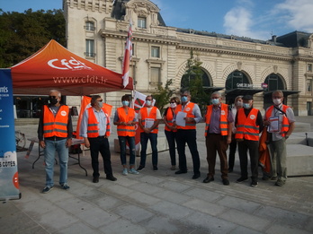 La CFDT distribue des fiches pratiques aux salariés. 