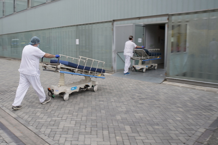 Camillas en la entrada al Complejo Hospitalario de Nafarroa. (Iñigo URIZ | FOKU)
