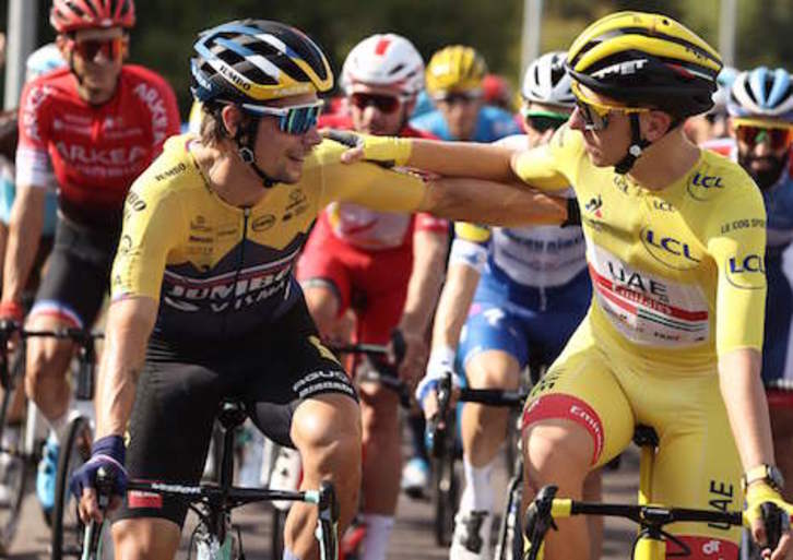 Tadej Pogacar (d) y Primoz Roglic (i), los dos últimos deportistas eslovenos en destacar a nivel mundial. (Kenzo TRIBOUILLARD/AFP)