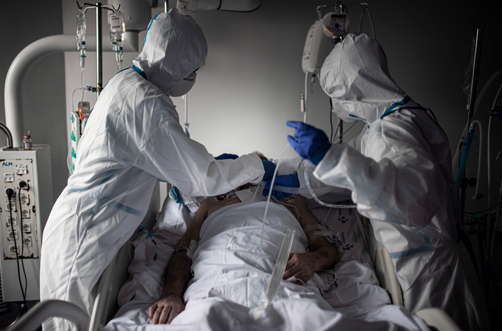 Persona enferma por covid-19 en el Hospital de Cruces de Osakidetza. (Andoni LUBAKI/FOKU).