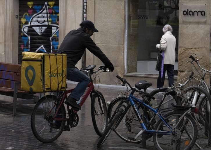 Un «rider» de Glovo, en Donostia. (Jon URBE/FOKU)