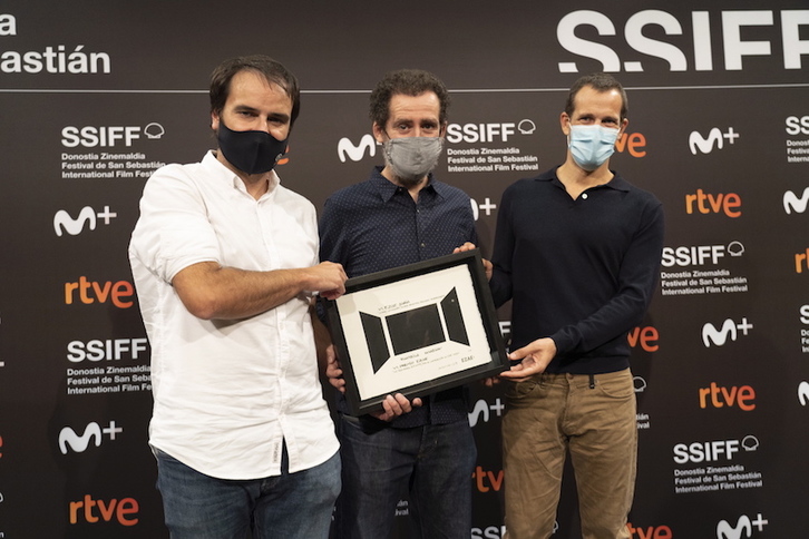 Los tres directores de ‘La trinchera infinita’ con el Premio EZAE. (Gorka RUBIO/FOKU)