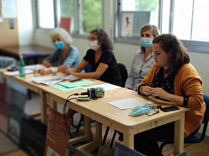 Voluntarias de Cimade en la comparecencia de hoy. En primer plano la abogada Maite Etxeberri. (NAIZ)