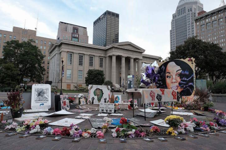 Memorial en recuerdo de Breonna Taylor en Louisville, que ha decretado el toque de queda. (Jeff DEAN/AFP )