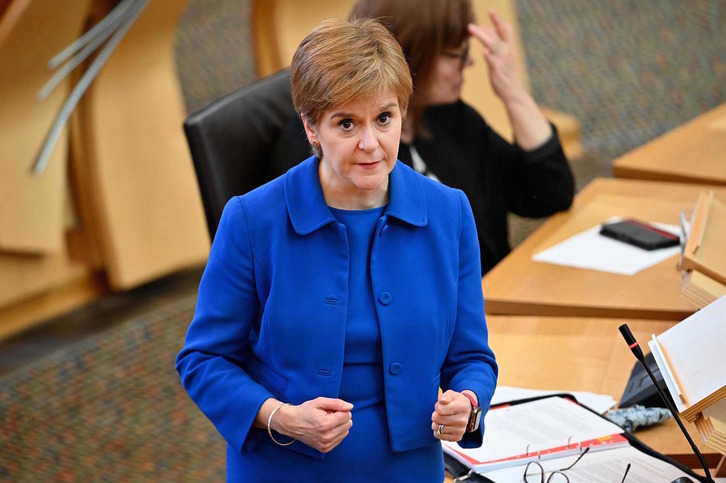 Nicola Sturgeon, premier escocesa, durante la sesión parlamentaria de ayer. (Jeff J MITCHEL / AFP)