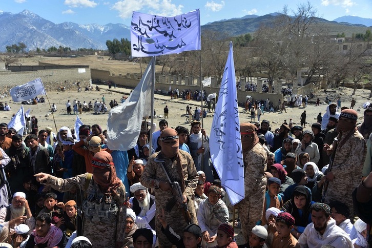Milicianos talibán entre la población afgana. (Noorullah SHIRZADA/AFP)