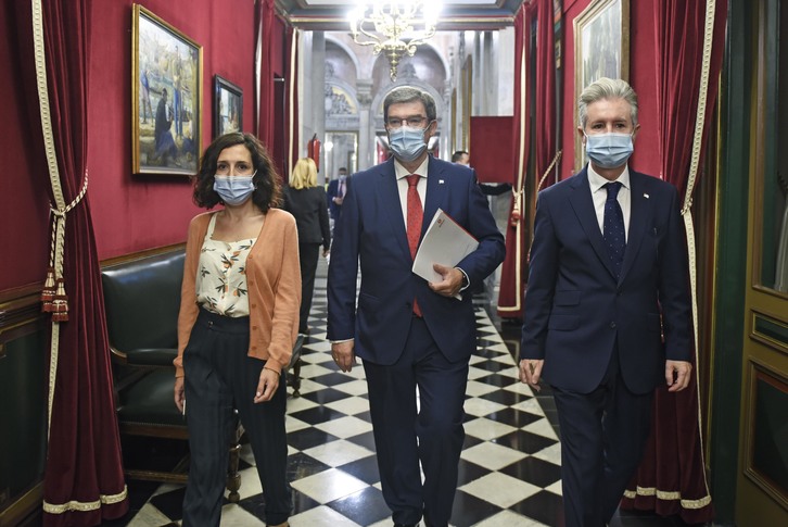 Abete y Zubizarreta junto al alcalde antes de iniciarse la sesión.