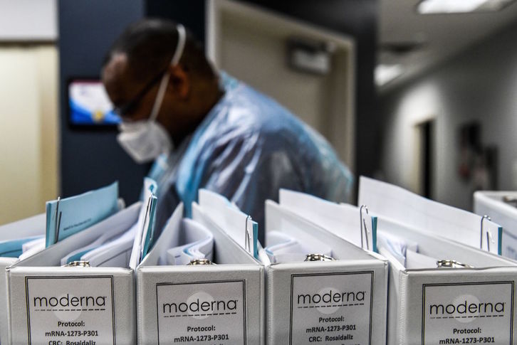 Moderna es una de las muchas empresas inmersa en la carrera por la vacuna. (Chandan KHANNA / AFP)