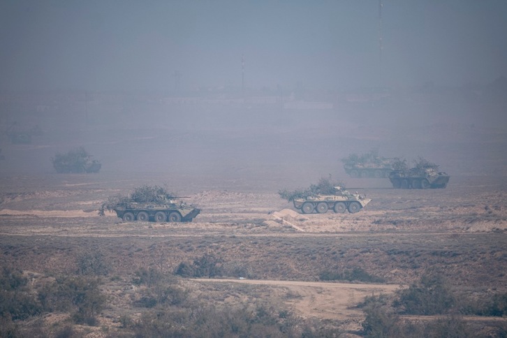 Carros de combate rusos de maniobras en Daguestán, en el Cáucaso. (Dimitar DILKOFF/AFP)