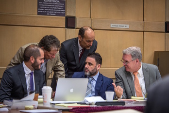 Pablo Ibar en un momento del juicio, junto a a sus abogados Joe Nascimento, Fred Haddad, Benjamin Waxman y Kevin J. Kulik. (LA CLAQUETA POOL)