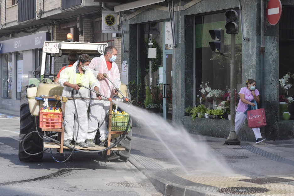 Dos operarios desinfectan las calles de Azkoien. (Idoia ZABALETA / FOKU)