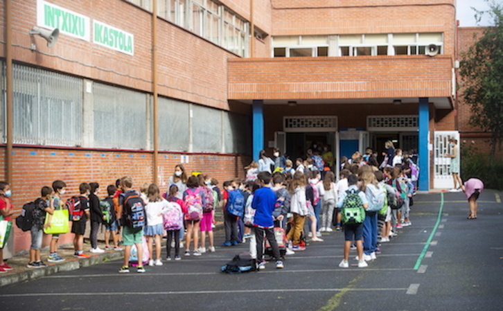 Menores en un colegio de Bilbo. (Luis JAUREGIALTZO/FOKU)