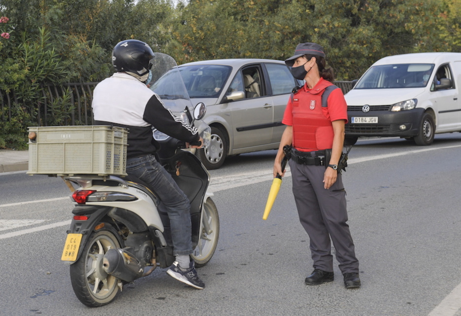 Una agente conversa con un hombre en moto. (Idoia ZABALETA / FOKU)