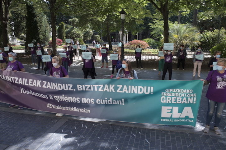  Protesta de trabajadoras de residencias convocada en mayo por el sindicato ELA frente a la Diputación de Gipuzkoa. (Juan Carlos RUIZ/FOKU)
