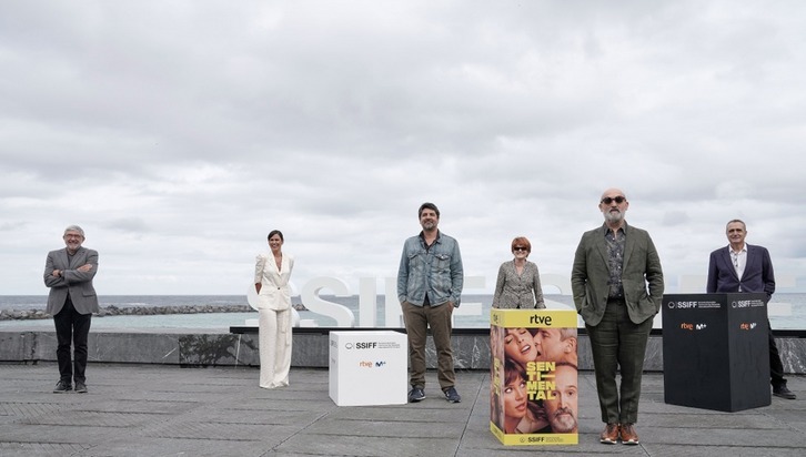 El equipo de ‘Sentimental’ ha posado para los fotógrafos en la terraza del Kursaal. (NAIZ)