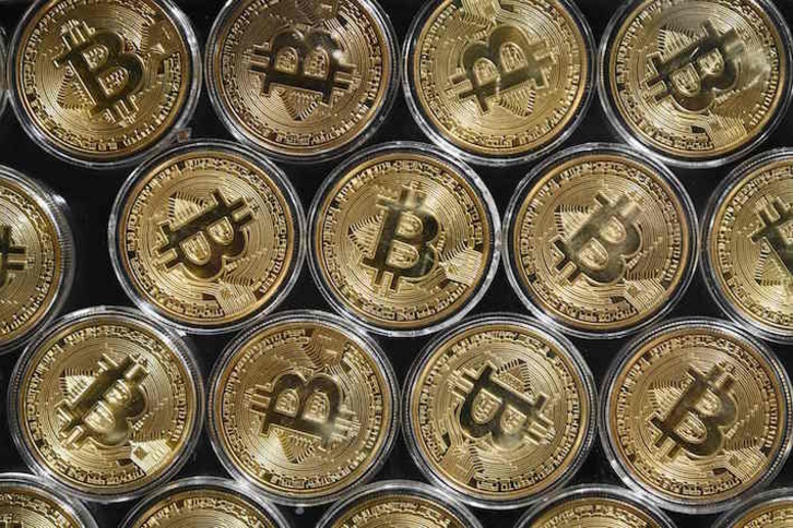 Recreación de monedas de bitcoin, en una tienda de Estambul. (Ozan KOSE/AFP)