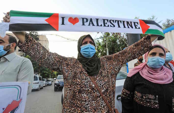 Una mujer, durante una protesta en Ciudad de Gaza tras el acuerdo para normalizar relaciones firmado por Israel con Emiratos Árabes y Bahrein. (Mahmud HAMS/AFP)