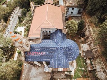 Capilla cubieta por los miembros del gaztetxe ante la inacción de propietarios y Ayuntamiento. (@SastrakaGaztetx)