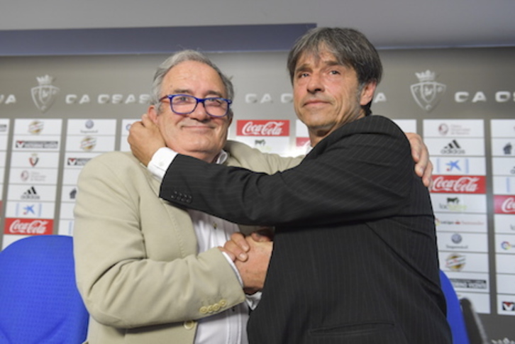 Luis Sabalza y Tatono Agirre, en la firma del patrocinio que se materializó en 2017. (Idoia ZABALETA/FOKU)