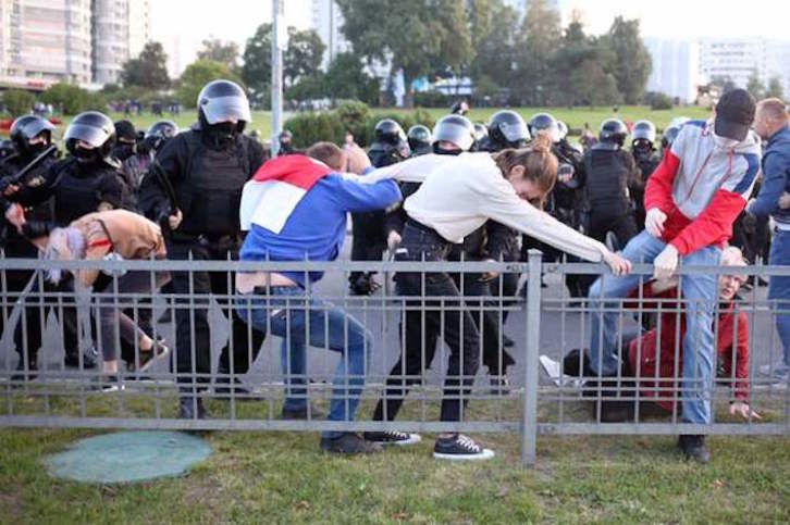 La Policía detiene a manifestantes en las protestas del miércoles. (AFP)