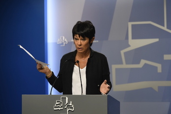 La portavoz de EH Bildu en el Parlamento, Maddalen Iriarte, con el acuerdo alcando en Madrid en mayo. (Raúl BOGAJO) 