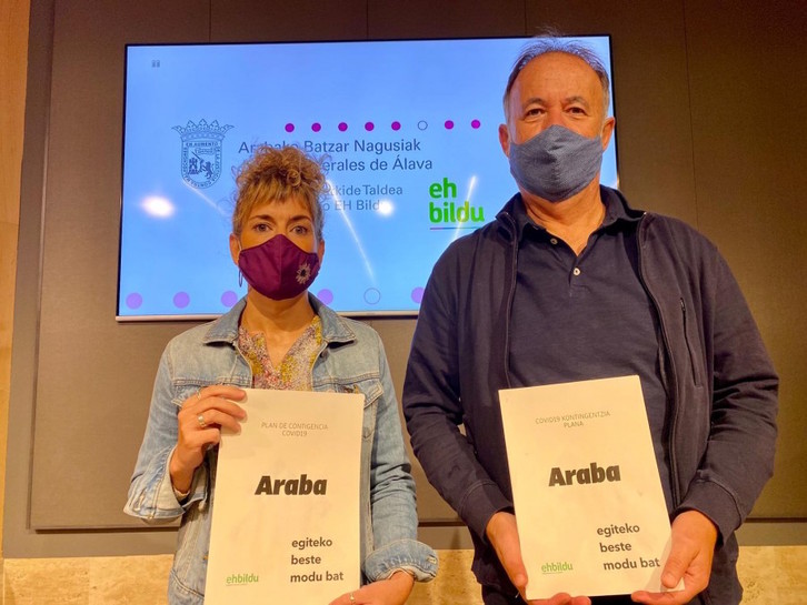 Claudia Venceslao y Kike Fernández de Pinedo han presentado el documento de EH Bildu para Araba. (@ehbilduaraba)