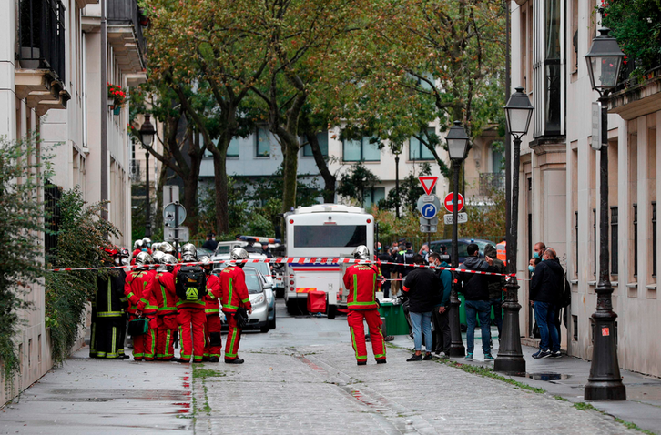 Dos heridos por arma blanca cerca de la sede de Charlie Hebdo. (Geoffroy VAN DER HASSELT / AFP). 