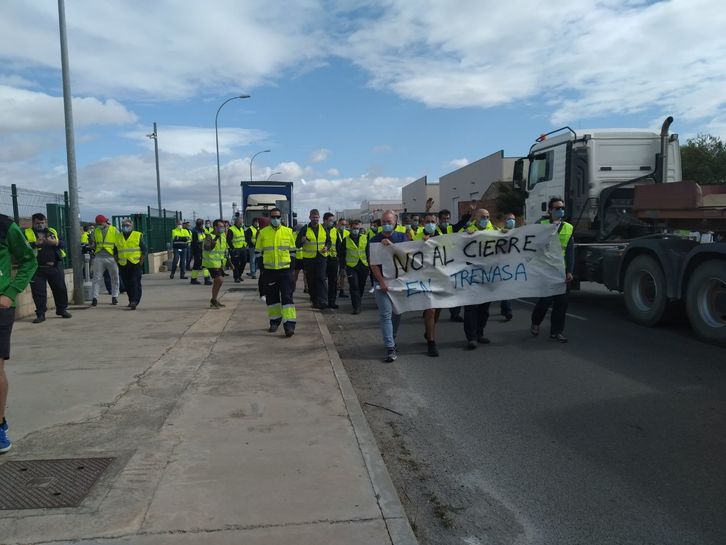 Los trabajadores de Trenasa se echan a la calle tras el anuncio de cierre. (LAB sindikatua)