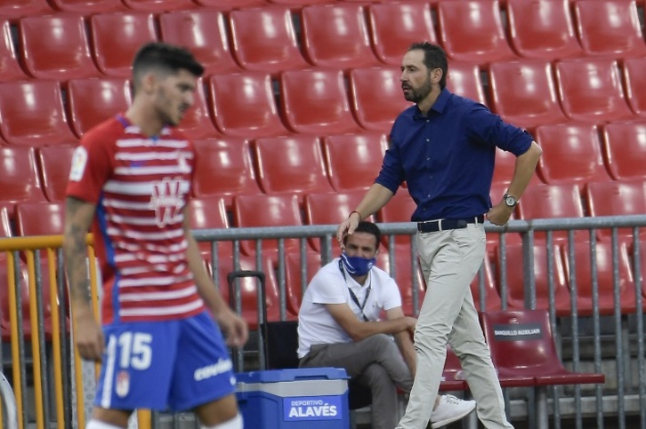 Pablo Machín, en el área técnica del estadio granadino Los Cármenes. (LA OTRA FOTO)